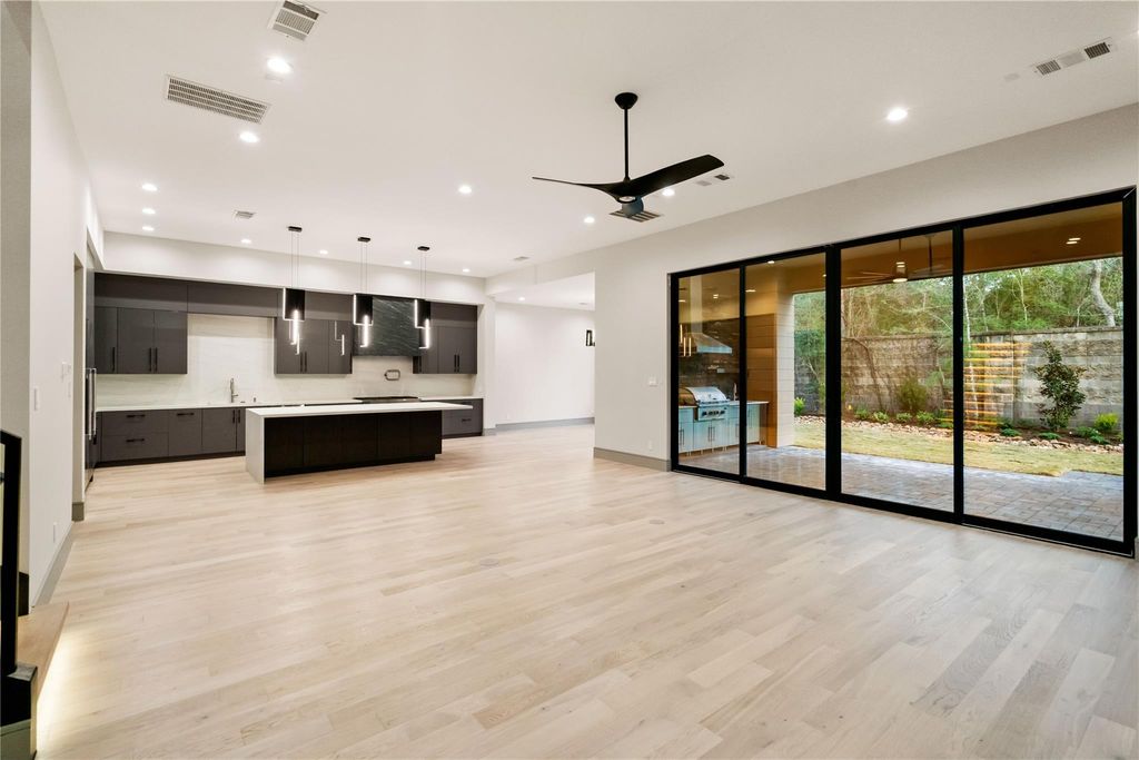 Open kitchen & living